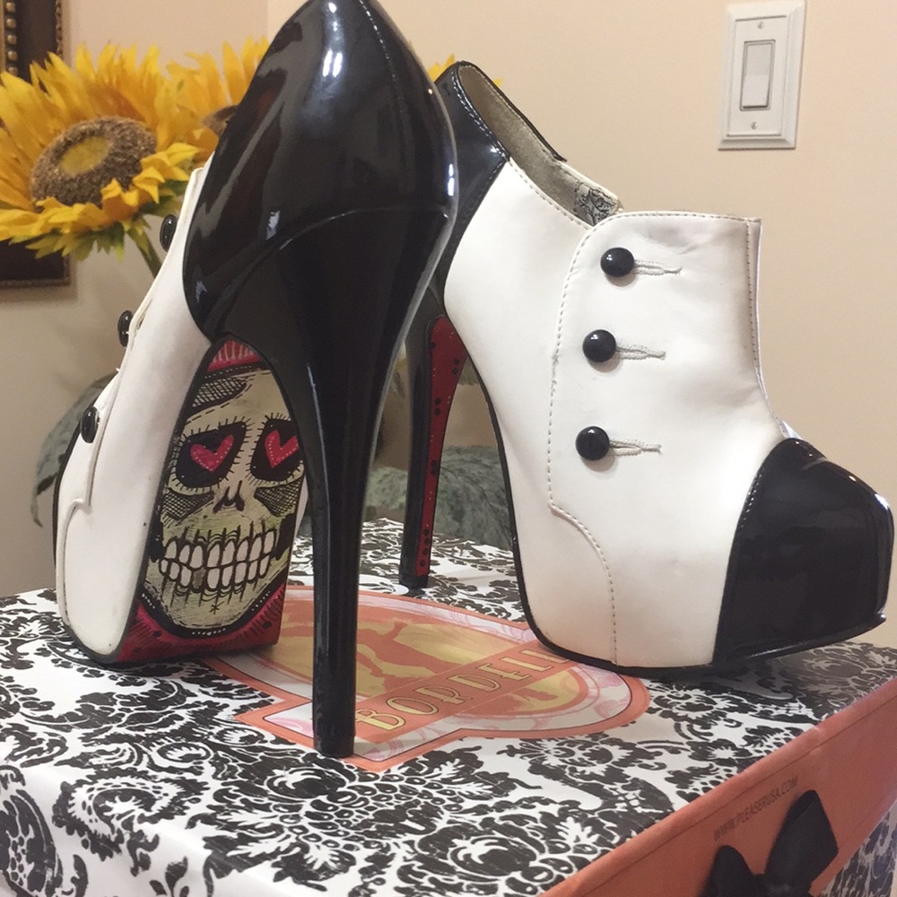 Hand painted TaylorSays Tuxedo Booties❤️